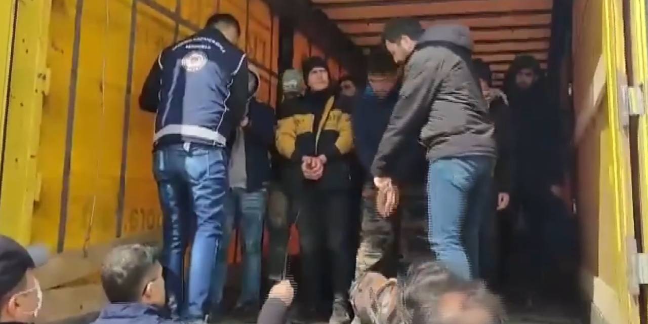 Tırın dorsesinden 10 kaçak göçmen çıktı