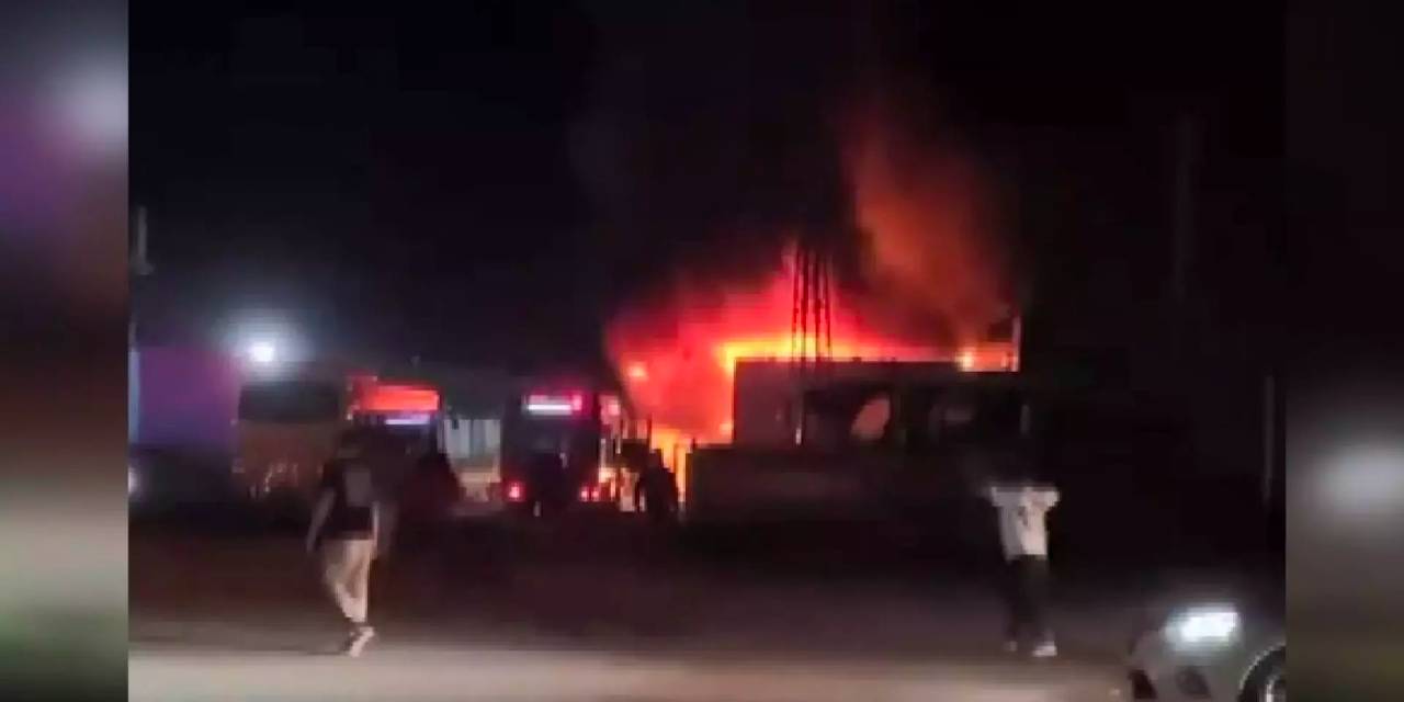 Park halindeki minibüste çıkan yangın oto tamir dükkanına sıçradı