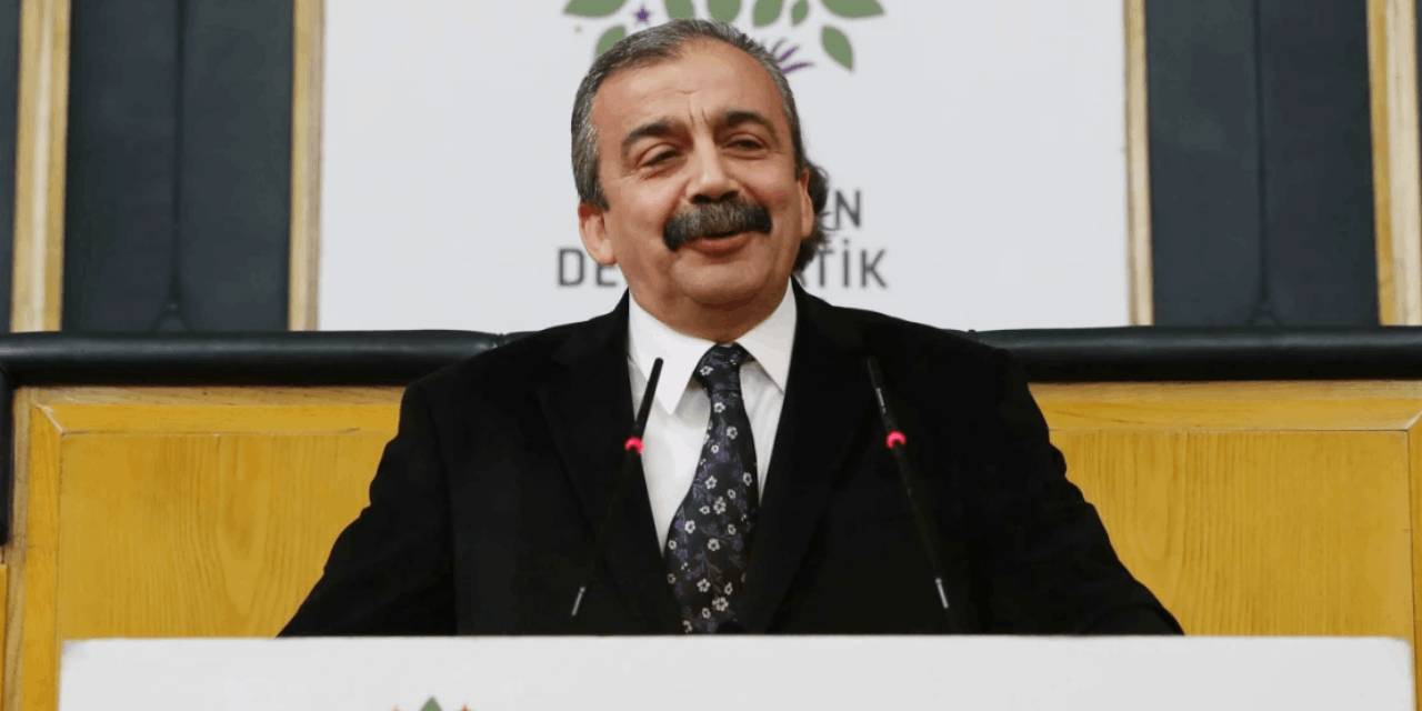 Hastane önünde Sırrı Süreyya Önder için dev pankart