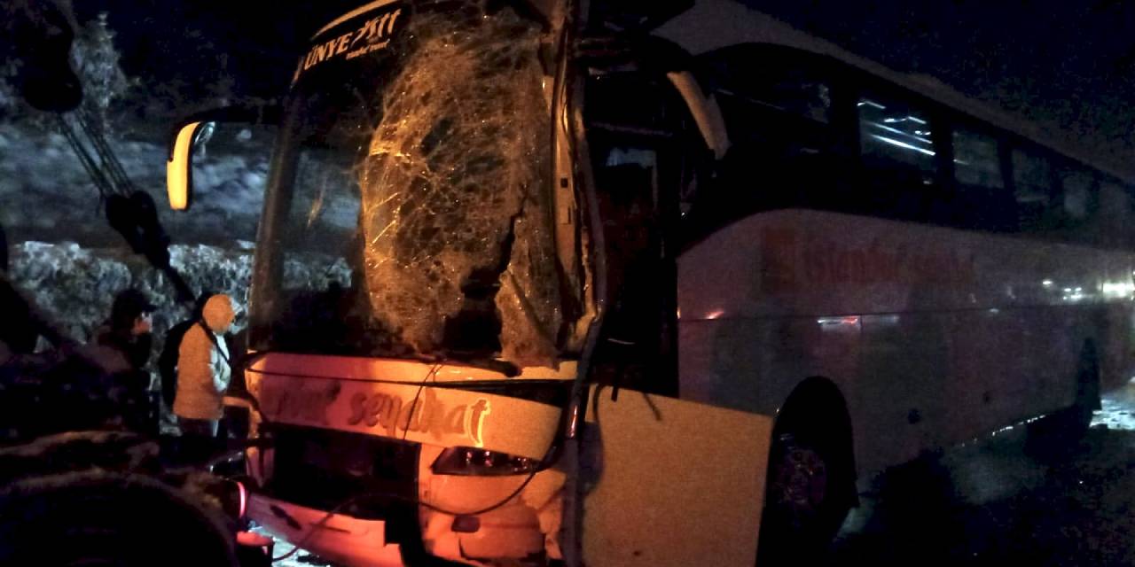 Samsun'da yolcu otobüsü TIR'a çarptı: 4 yaralı var