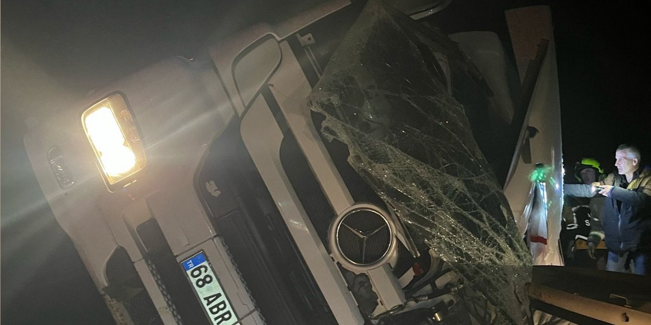 Tır devrildi sürücüsü öldü
