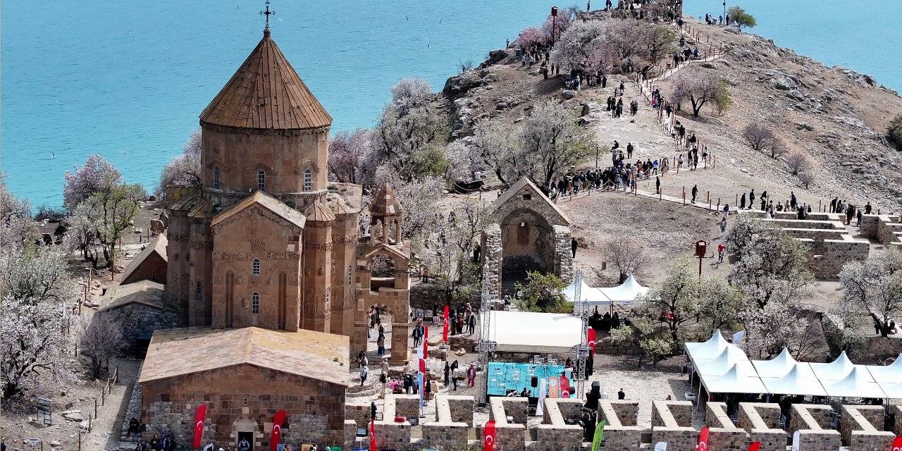 Van'da "3. Akdamar Adası Badem Çiçeği Festivali" başladı