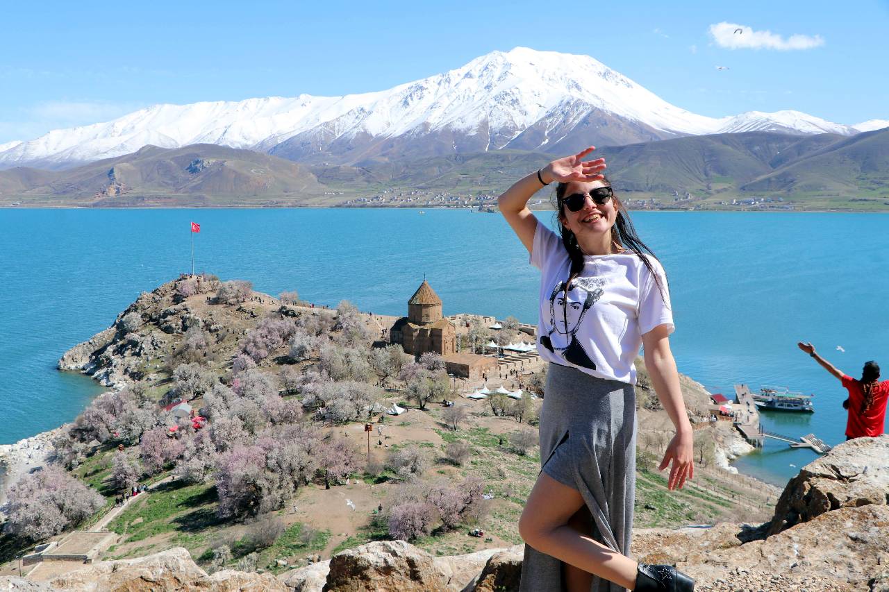 Ada pembe-beyaza büründü