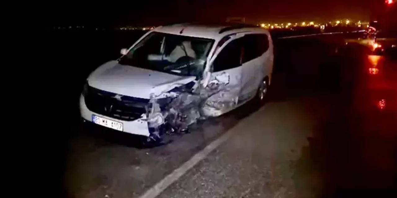 Hafif ticari araç ile otomobil çarpıştı: Yaralılar var