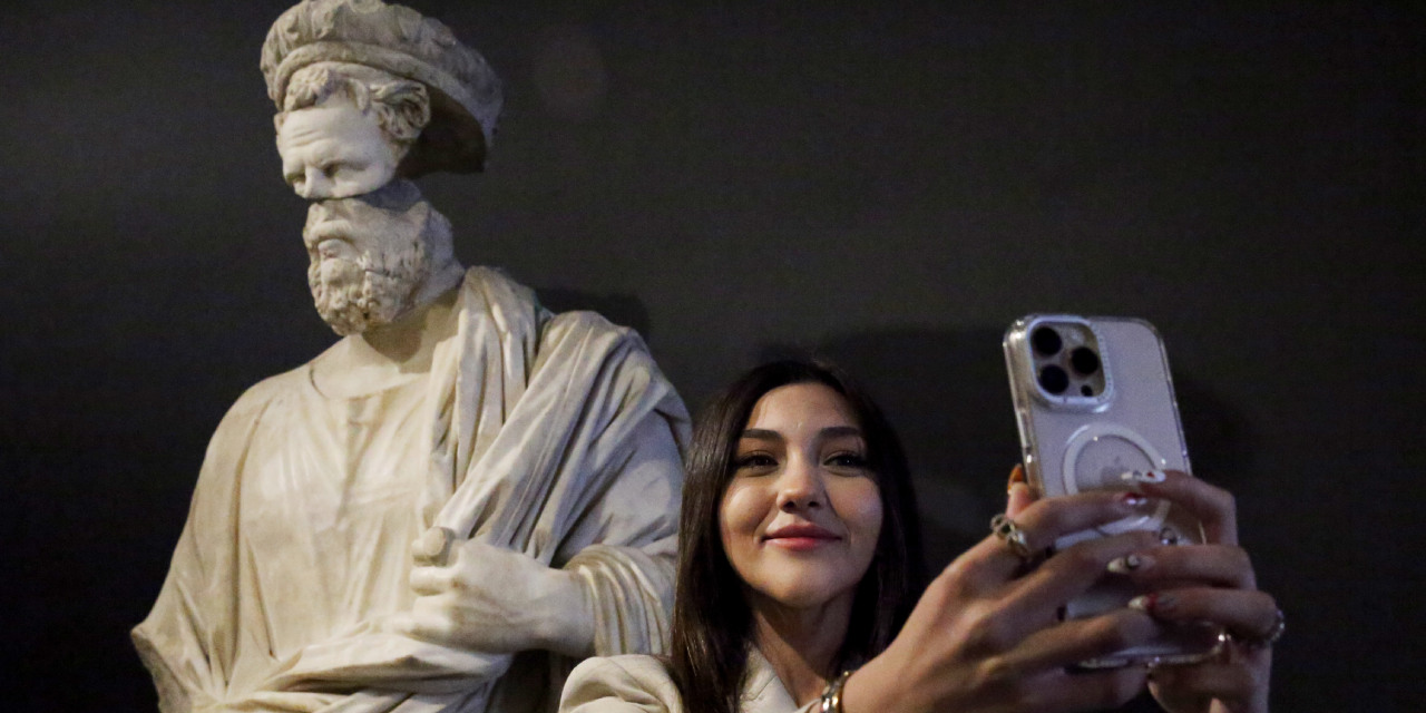 Homeros’un heykeli 54 yıl sonra tamamlandı! Müze rekor ziyaretçi ağırlıyor