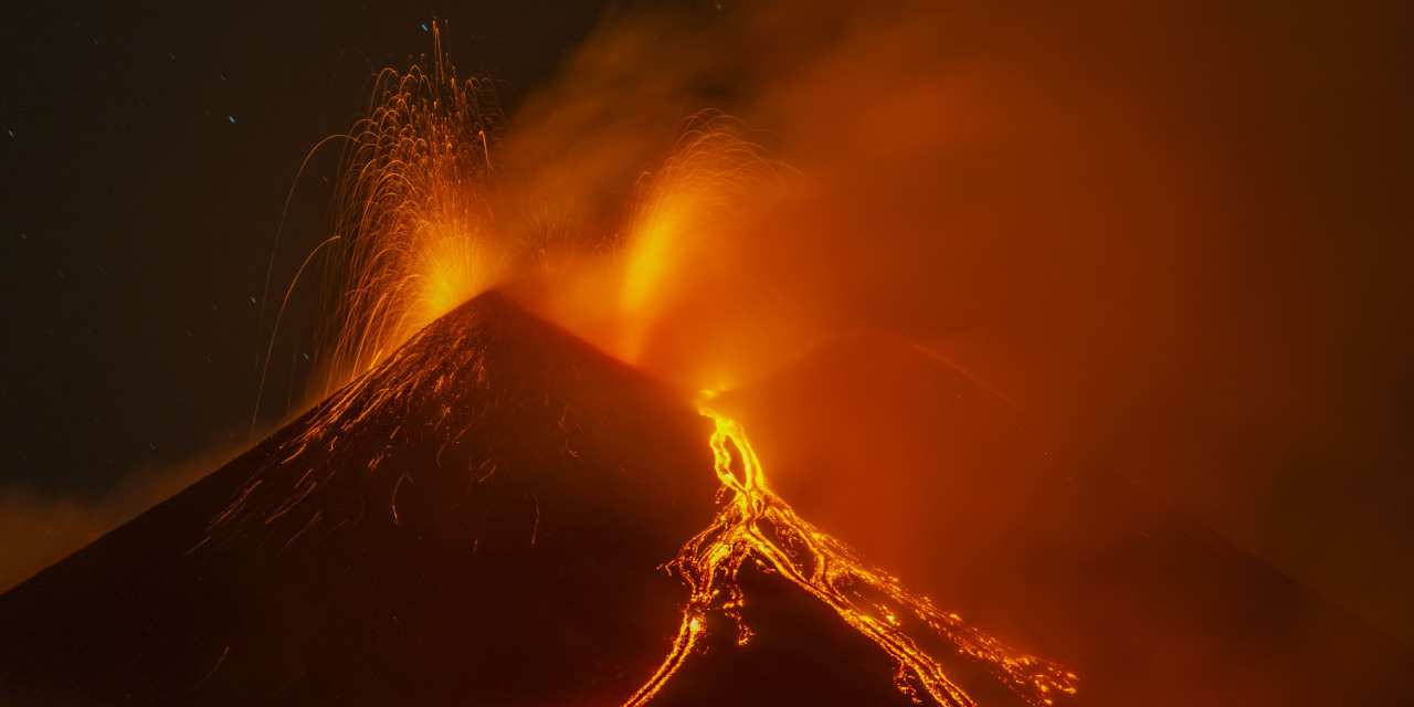 Avrupa'nın en büyük aktif yanardağı patladı: Sesler köylerden duyuldu
