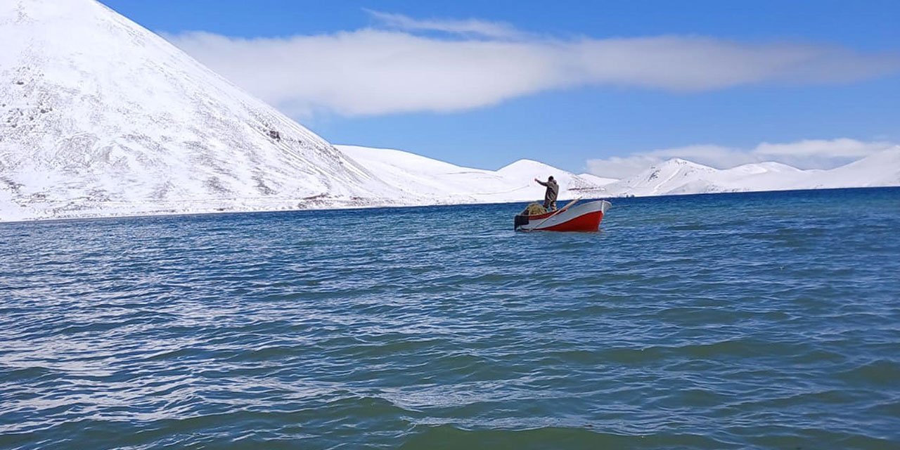 Karlar eridi, 2 bin 241 rakımdaki Balık Gölü baharla birlikte canlandı