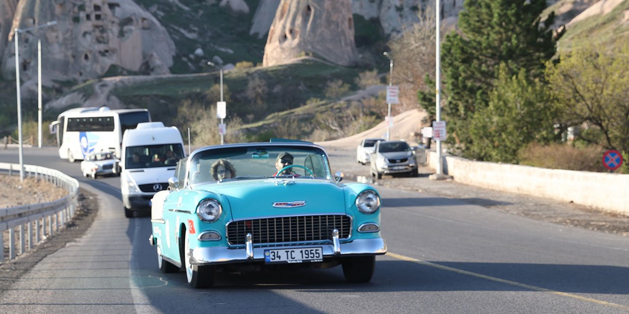 Kapadokya Rallisi'ne klasik araçlarıyla katılan sürücüler etap yarışında mücadele etti