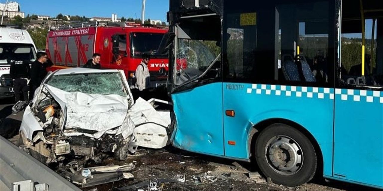 Otomobil ve otobüsün çarpıştığı kazanın görüntüleri ortaya çıktı: 1 kişi yaşamını yitirmişti