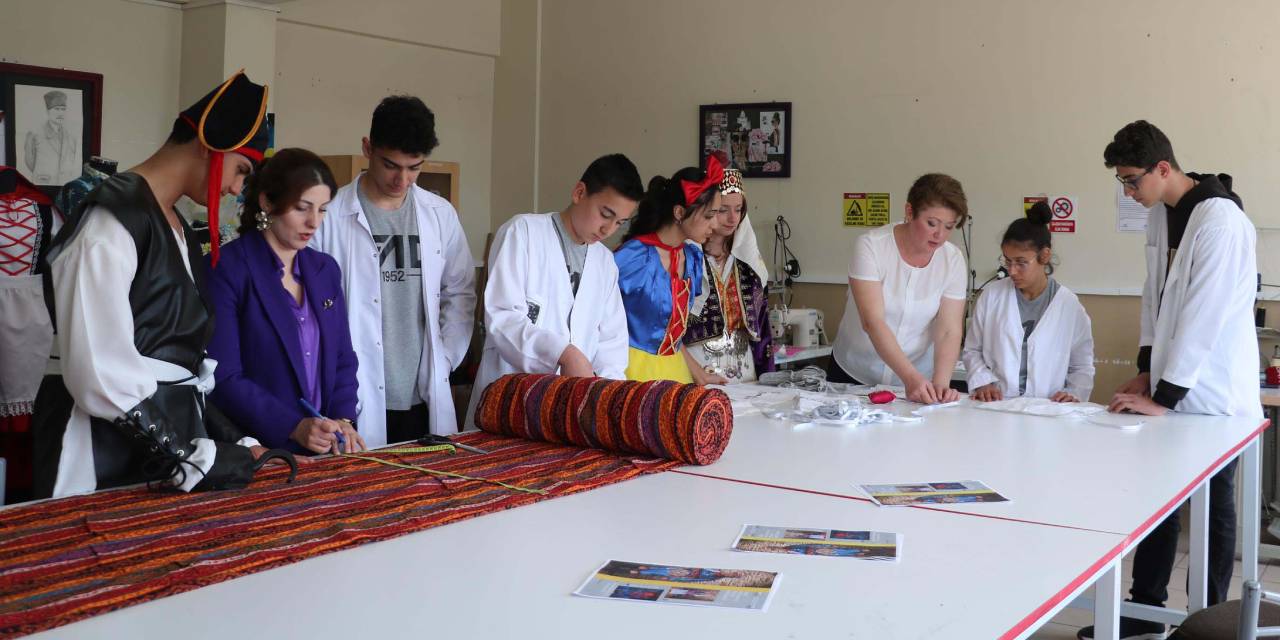 Liseliler kostüm dikerek para kazanıyor