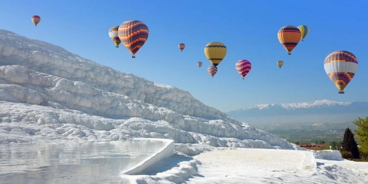 Sıcak hava balonlarıyla Pamukkale'de eşsiz manzara