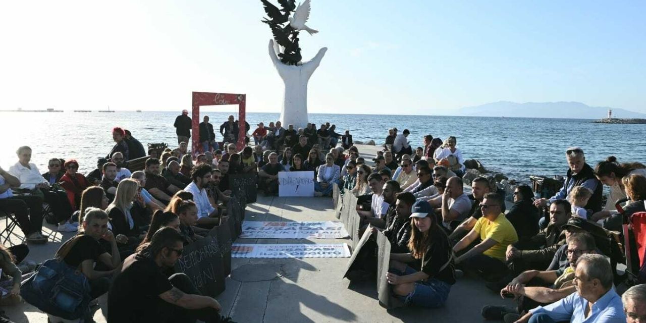 Kuşadası'nda sessiz direniş: Ekrem İmamoğlu için 'Sessiz Çığlık' eylemi yapıldı