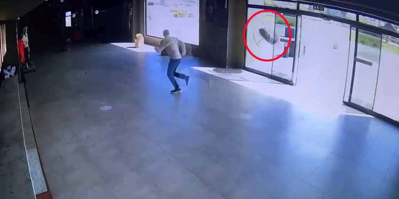 Safari aracının fırlayan tekeri metrelerce gidip iş yerine daldı