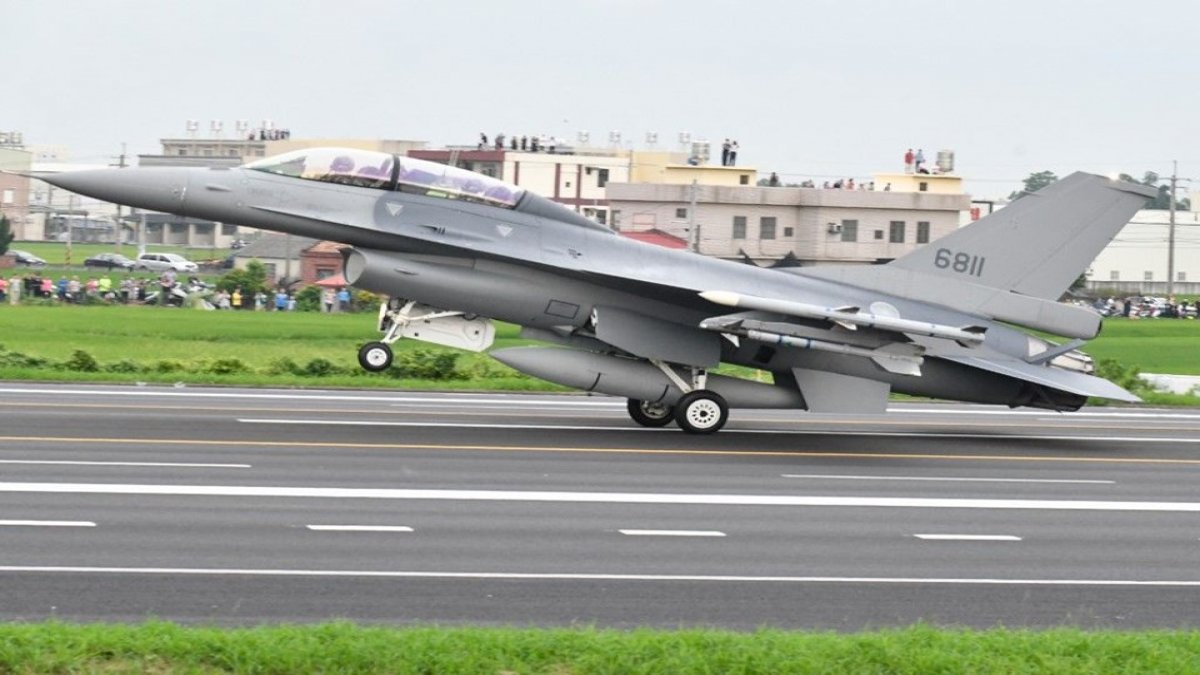 Tayvan'da savaş uçakları otobana iniş yaptı