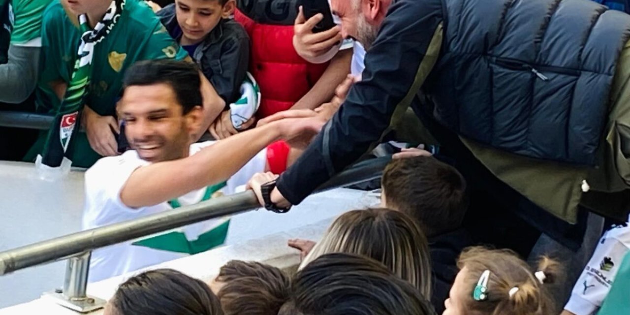 Oyuna girer girmez golü attı: Bakın tribüne kime koştu