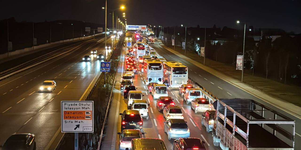 Tuzla'da yol çalışması trafik yoğunluğuna neden oldu