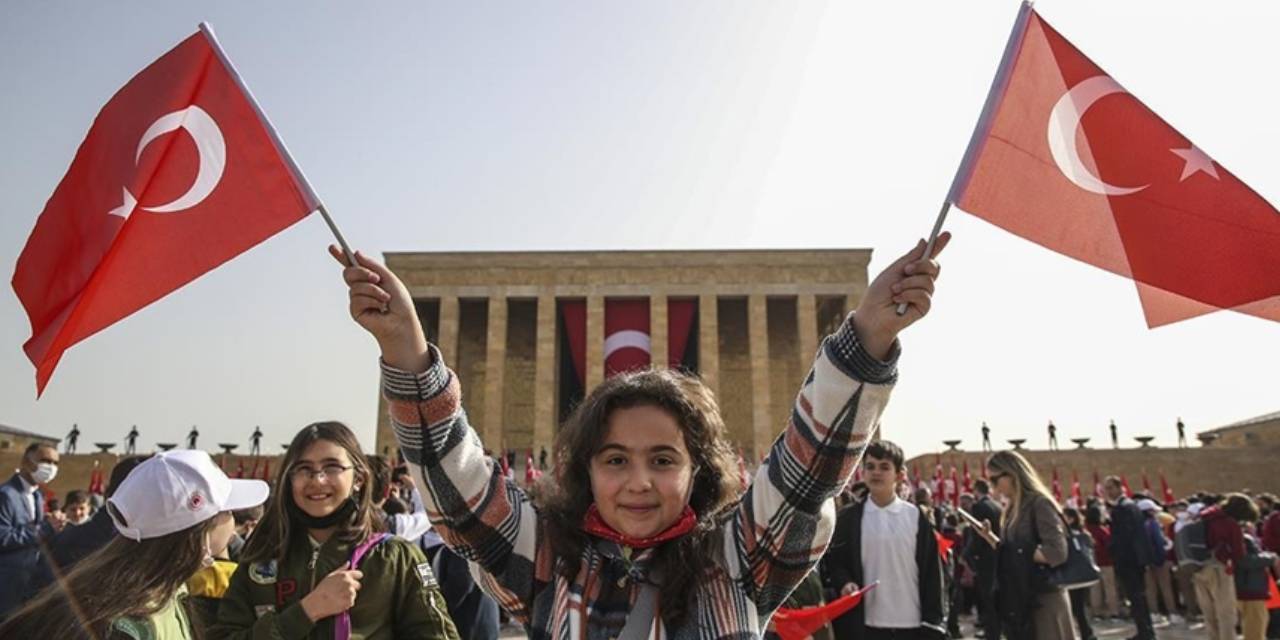 Atatürk’ün izinde, çocukların peşinde: İşte ünlülerden 23 Nisan paylaşımları