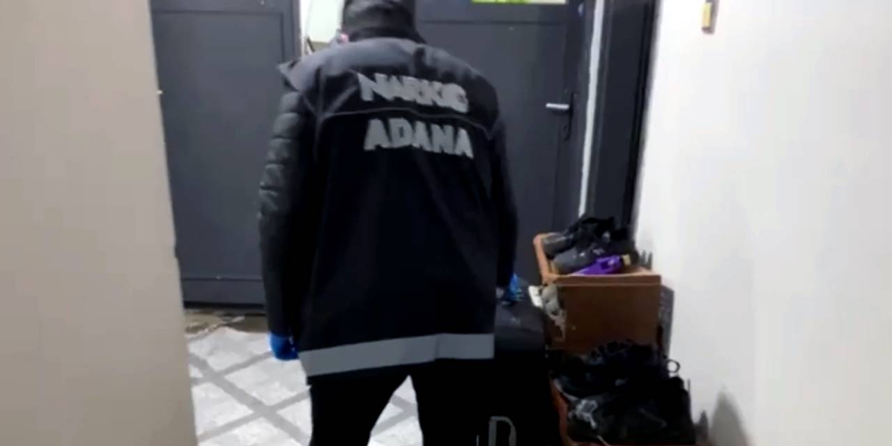 Valiz dolusu hapla kaçarken kapıda enselendi