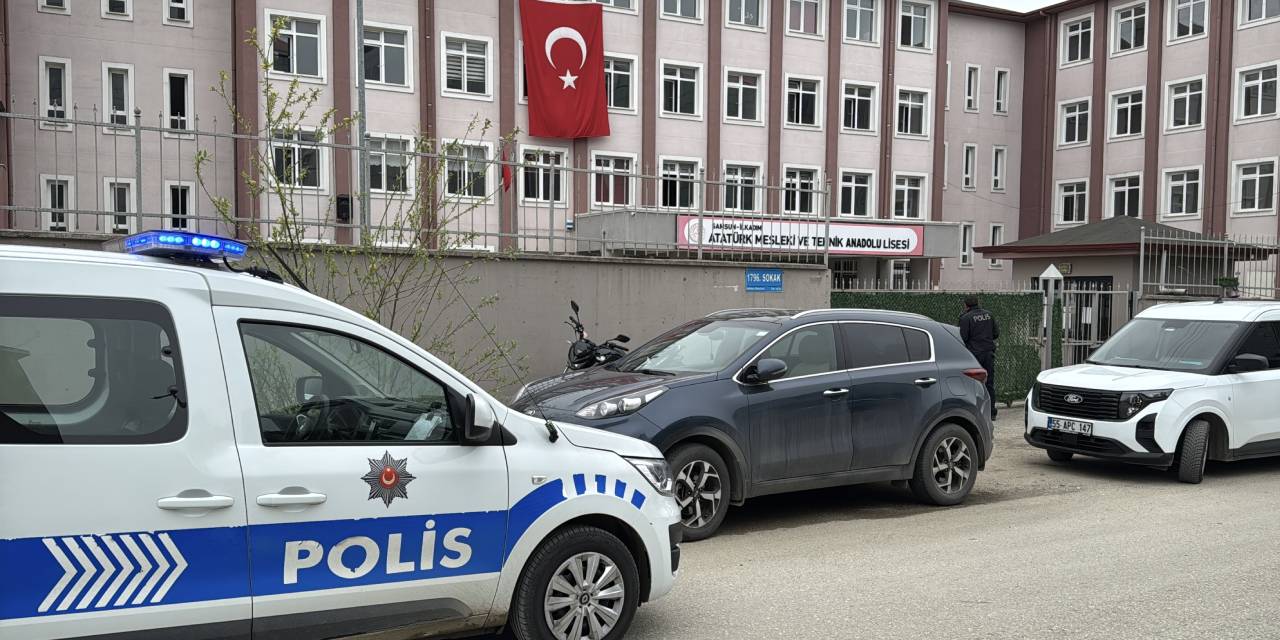 16 yaşındaki genç okul bahçesinde öğretmeni darbetti