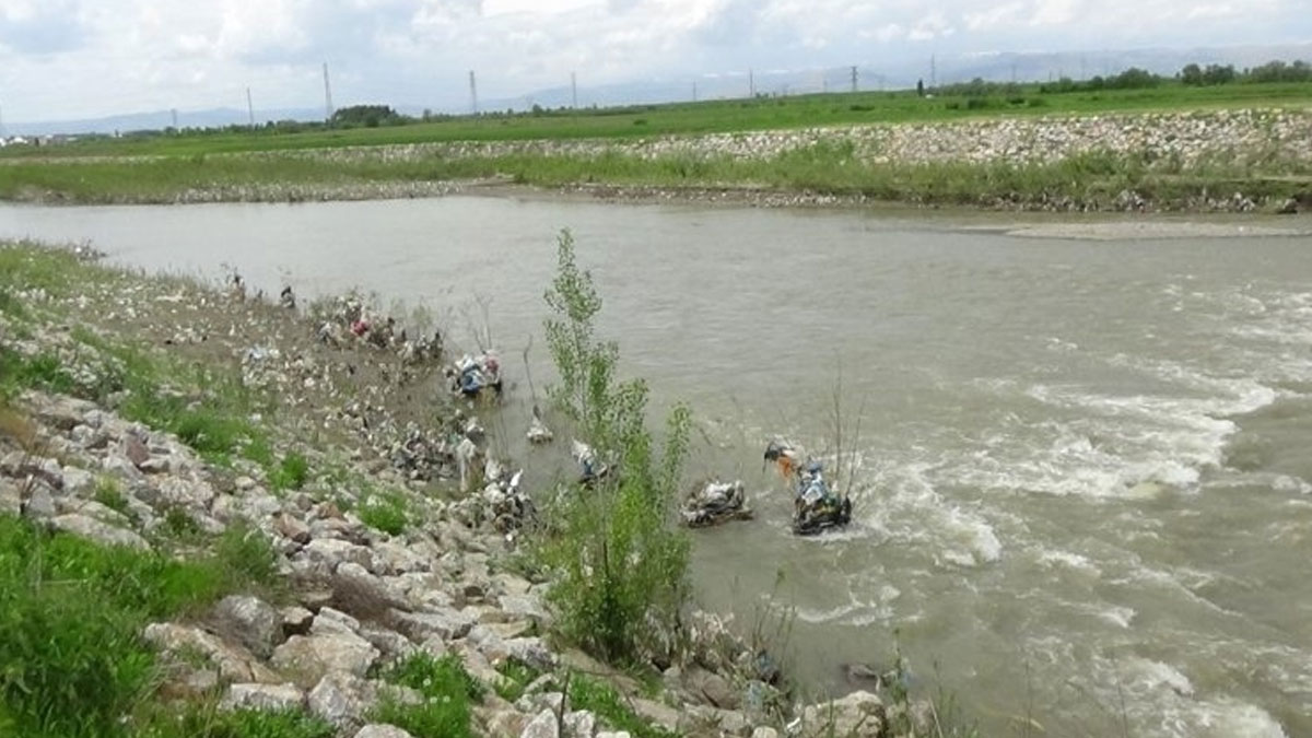 Karasu Nehri’ne atılan çöpler doğayı ve hayvanları tehdit ediyor