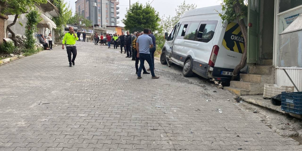 Öğrenci servisi otomobille çarpıştı: 11 yaralı