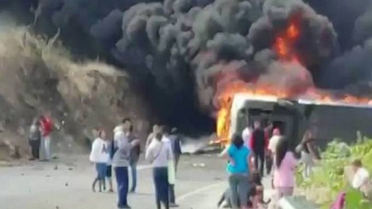 Yolcu otobüsü ile TIR çarpıştı: 21 ölü, 30 yaralı