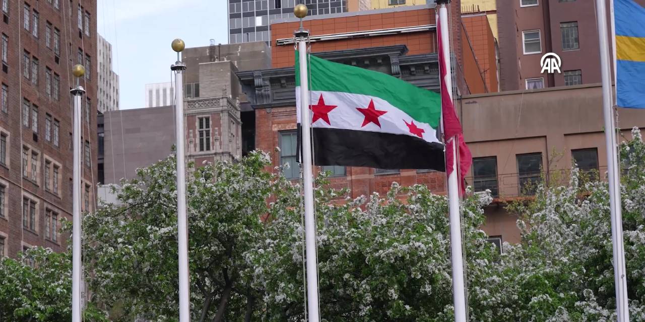 Suriye'nin yeni bayrağı New York'ta göndere çekildi