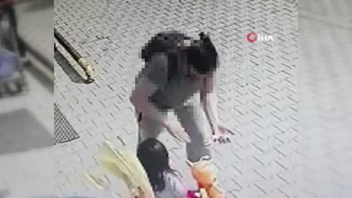 İlaç içmek istemeyen kızı sokak ortasında dövdü!