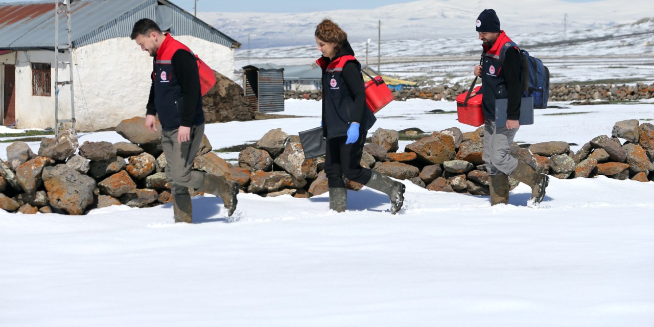 Kars’ta hayat 'donuyor' onlar durmuyor! Köy köy geziyorlar