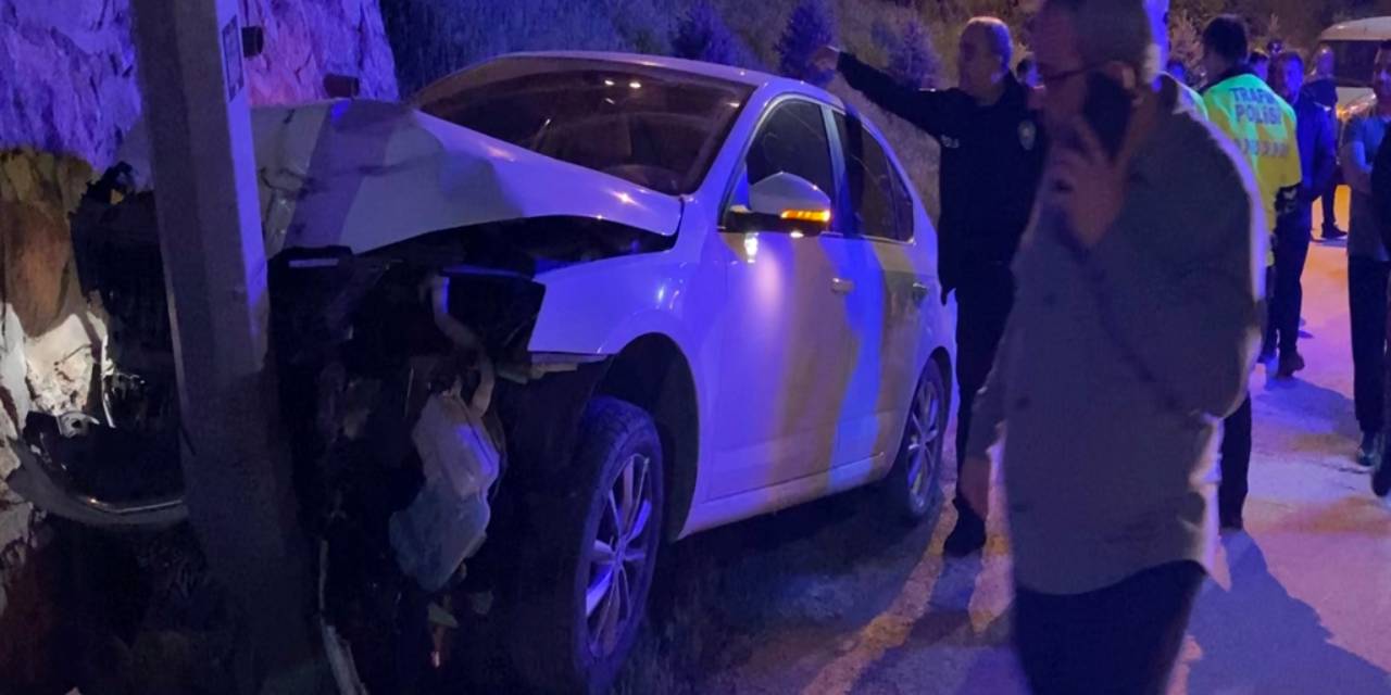 Elazığ'da otomobil aydınlatma direğine çarptı : 2 yaralı