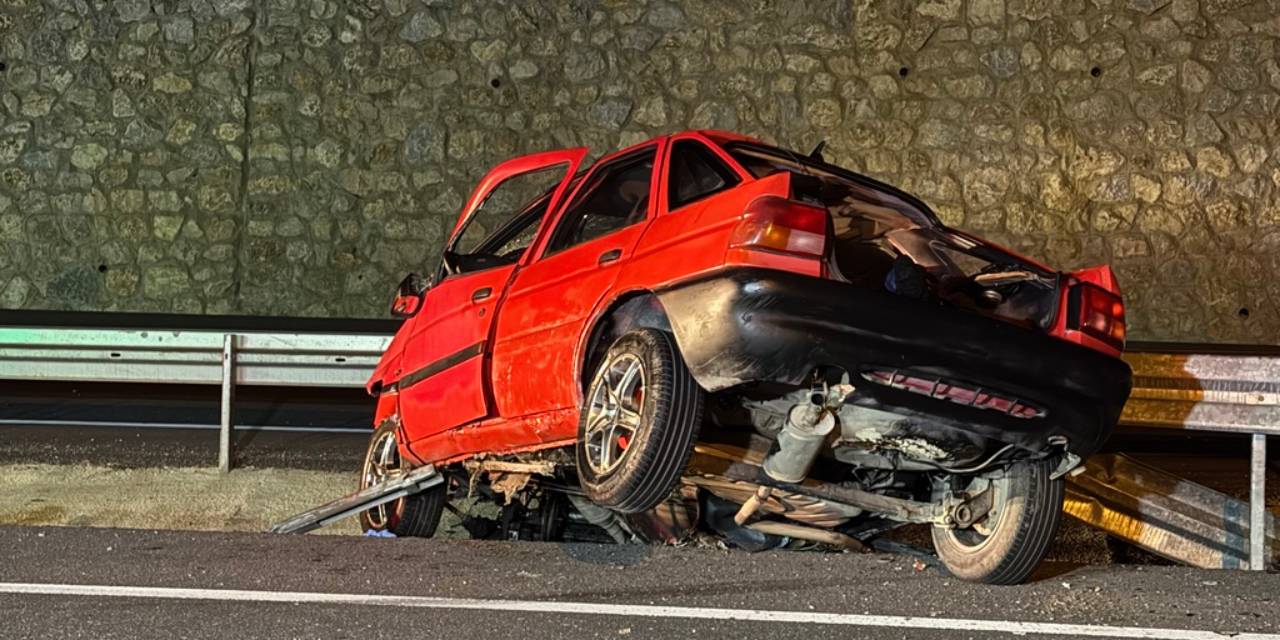 Kocaeli'de bariyere çarpan otomobildeki 2 kişi öldü