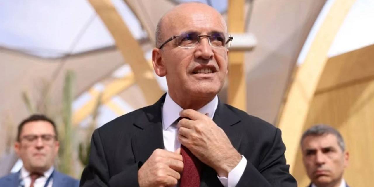 Ünlü şarkıcı açıkladı: Mehmet Şimşek'in pantolonu nereden çıktı?