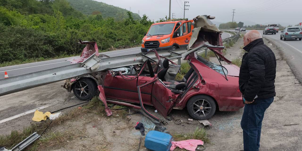 Otomobil bariyerlere saplandı: 2 kişi hastaneye kaldırıldı