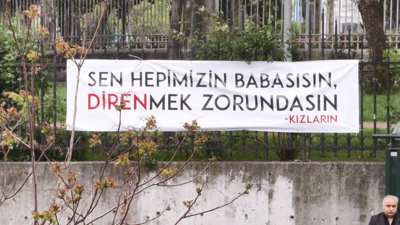 Hastane önü Sırrı Süreyya pankartlarıyla doldu