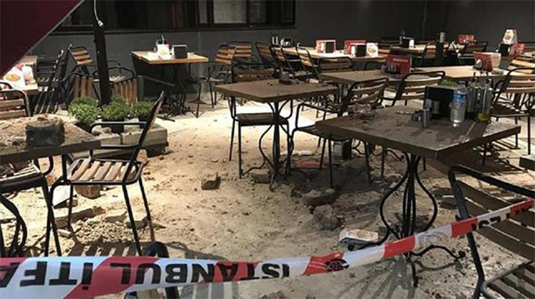 Beşiktaş'ta tarihi binadan kopan duvar, yemek yiyenlerin üzerine düştü