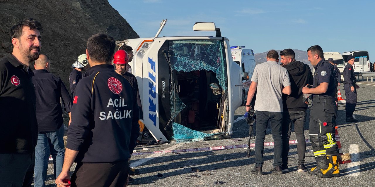 Son Dakika | Elazığ'da feci kaza: Yolcu midibüsü devrildi