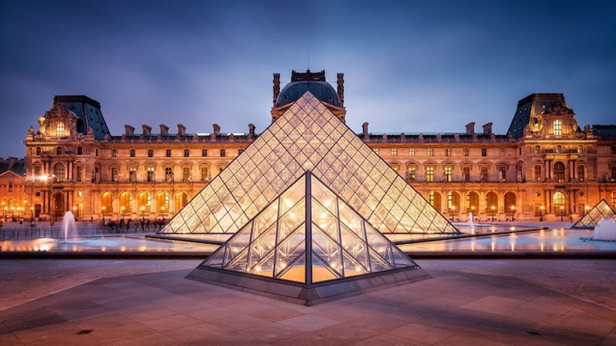 Louvre Müzesi yeniden açıldı