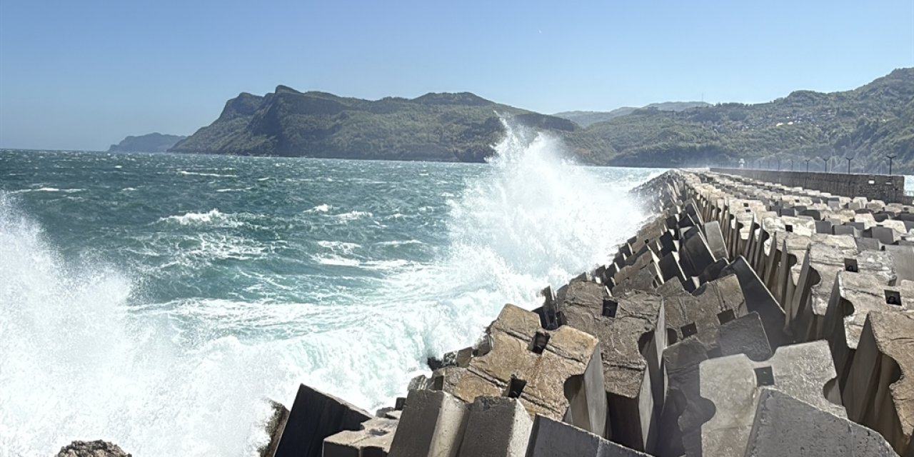 Bartın’da fırtına: 5 metrelik dalgalar oluştu