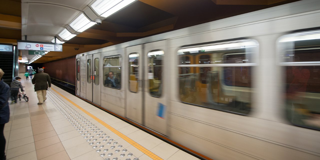 Elektrik kesintileri nedeniyle seferler iptal edildi, metrolar boşaltıldı!