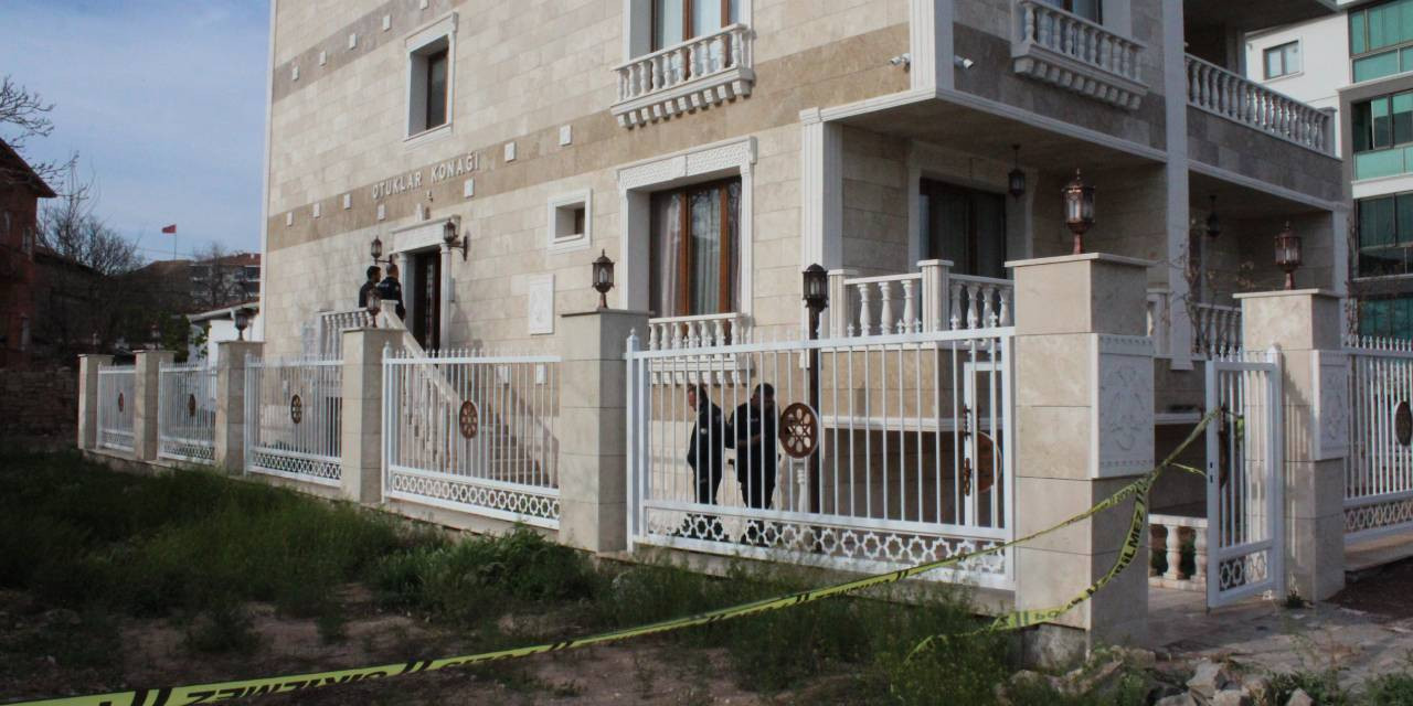 Oğlunu odaya kilitleyip kadını katletti