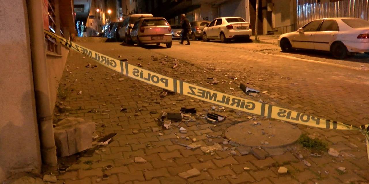 İstanbul'da fırtına dış cepheyi uçurdu