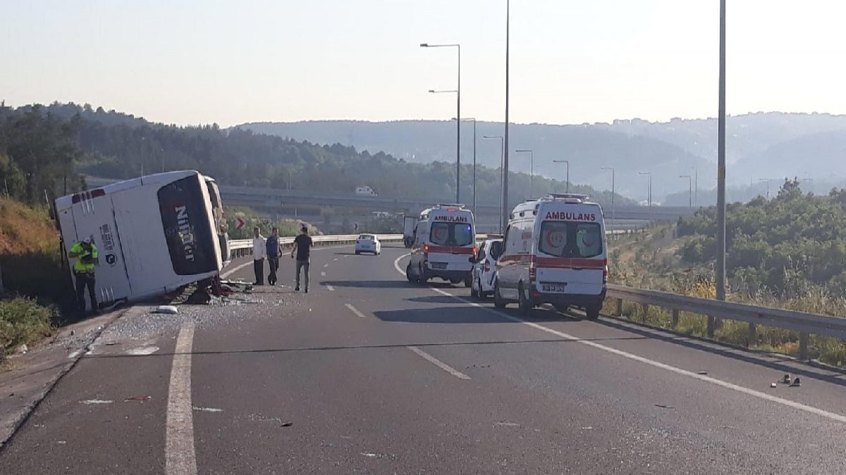 Ümraniye'de yolcu otobüsü devrildi