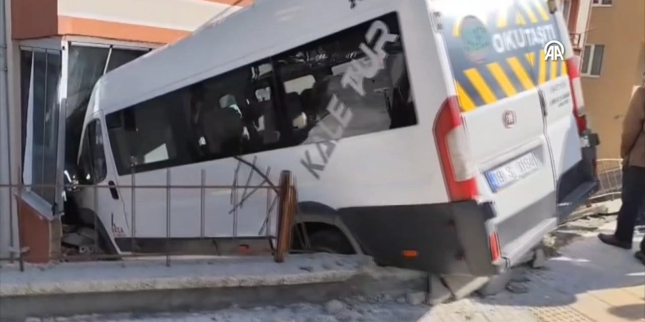 Okul servisi evin balkonuna girdi: 2 öğrenci yaralandı
