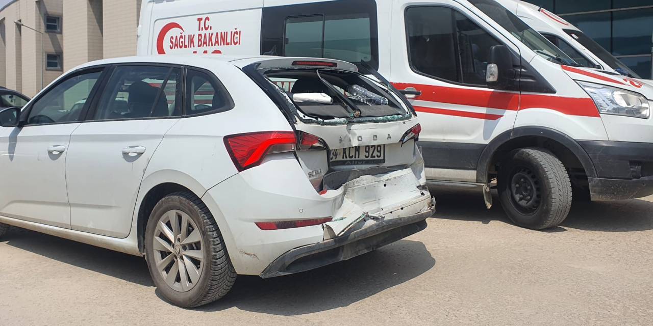 Kamyonet otomobile çarptı: 3 yaralı