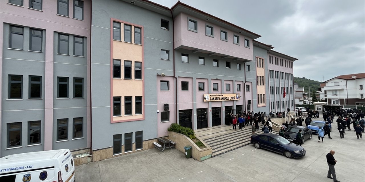 Okuduğu lisenin 4'üncü katından düşen öğrenci ağır yaralandı