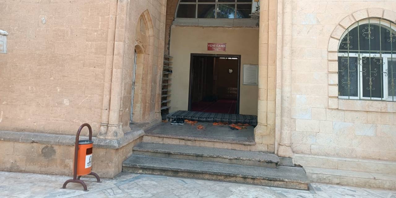 Camide saldırı: Namaz kılarken bıçaklandı