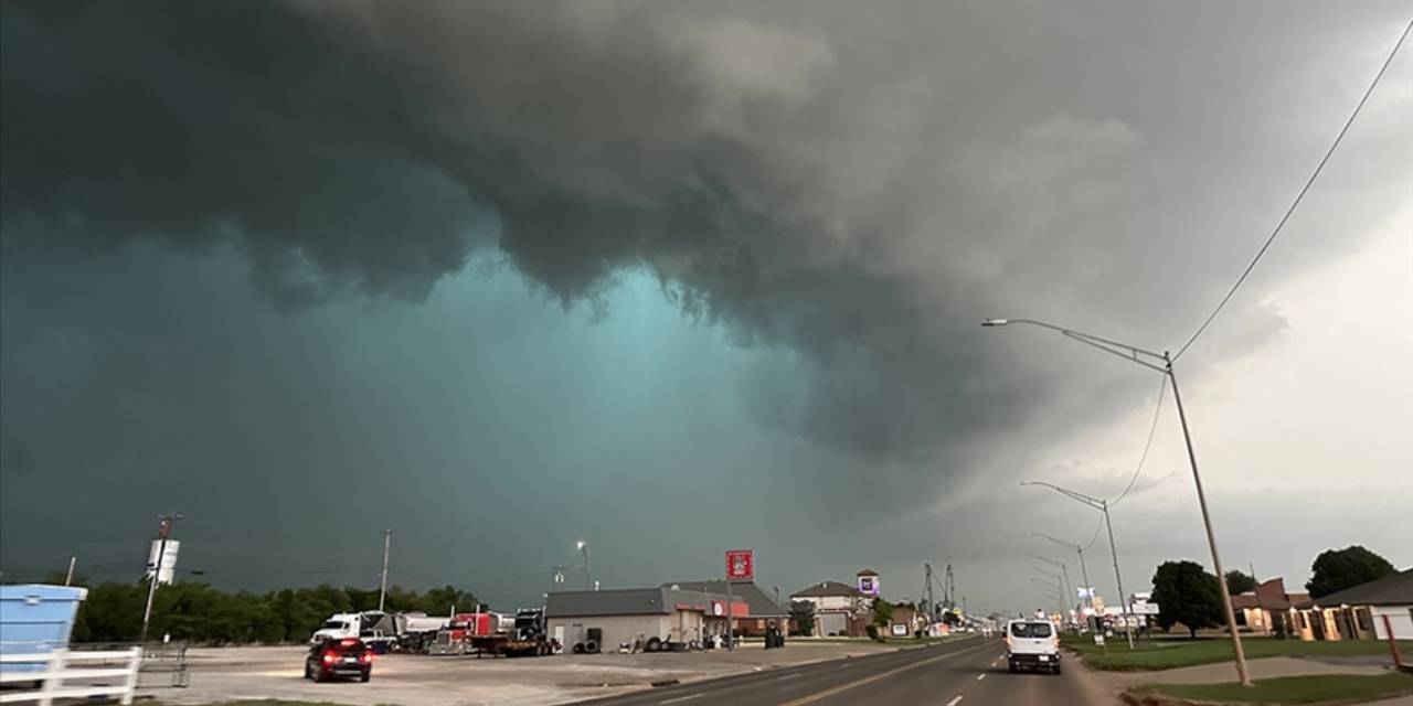 Pensilvanya'da fırtına elektrik hatlarını kopardı: 3 ölü
