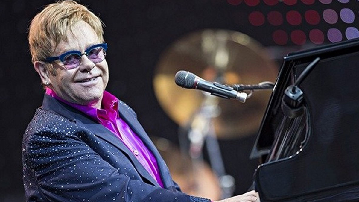 Elton John sahnede ağlayıp özür diledi