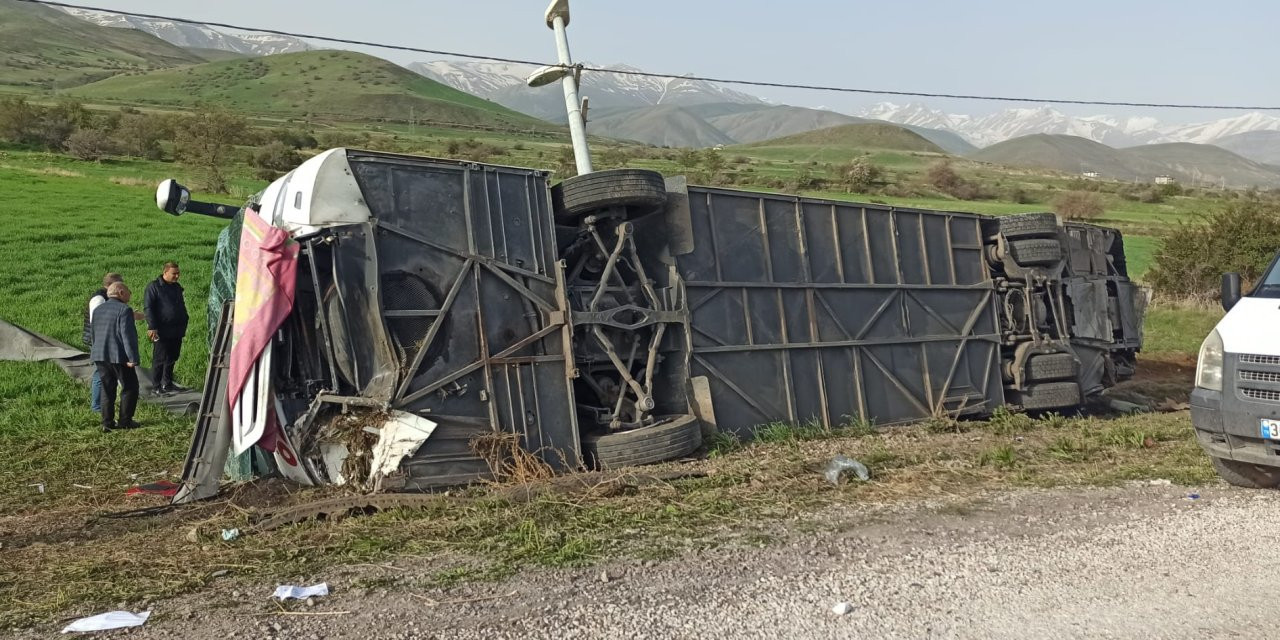 Yolcu otobüsü devrildi! 28 yaralı