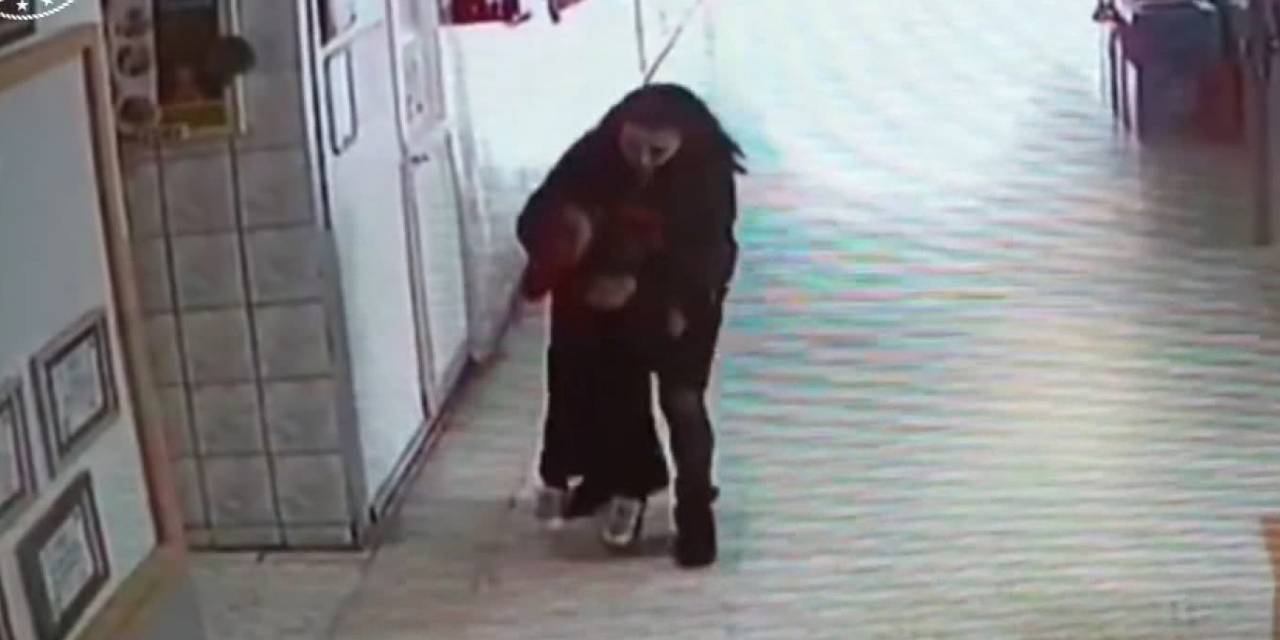 Heimlich manevrası yine hayat kurtardı: Öğretmen görür görmez müdahale etti